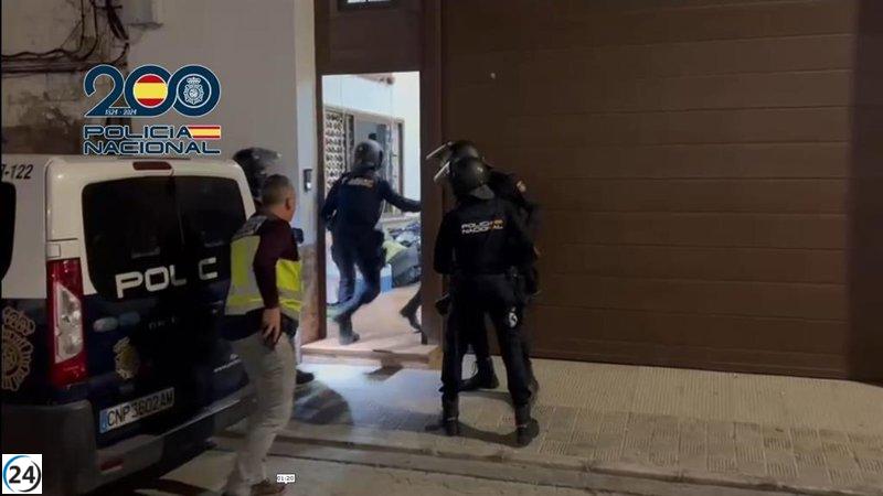 Desmantelada una red de explotación sexual en Sevilla y Cádiz, liberando a 16 mujeres previamente sometidas a jornadas de prostitución sin descanso.