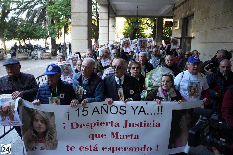 Familiares y ciudadanos de Sevilla piden reabrir el caso de Marta del Castillo y clonar los demás dispositivos móviles para esclarecer los hechos.