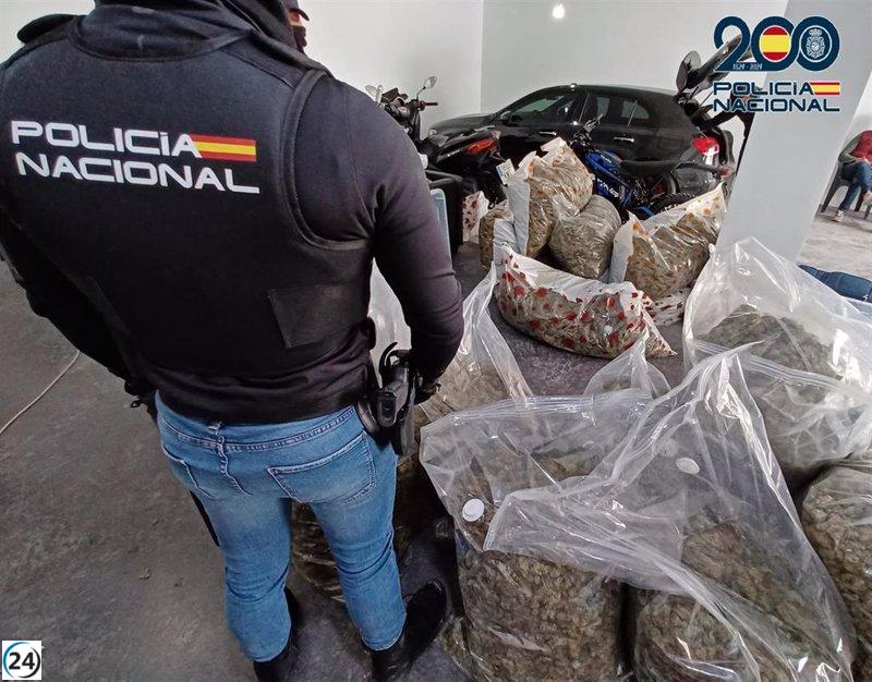 Desmantelada operación en Sánlúcar (Cádiz) con cinco arrestos y el decomiso de 162 kg de cogollos de marihuana envasados.