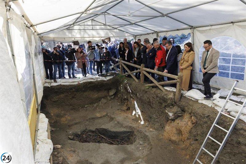 El ministro Torres garantiza que seguirán las excavaciones en las fosas del barranco de Víznar.