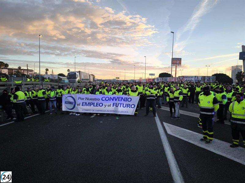 Trabajadores de Acerinox en Cádiz vuelven a interrumpir la A-7 y prometen más acciones tras mes de huelga.