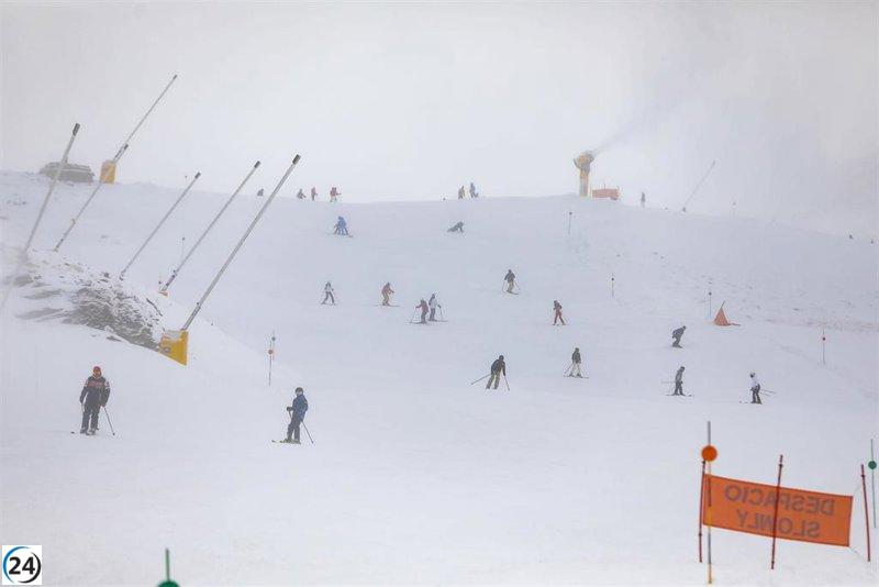 Fuertes rachas de viento obligan a cerrar las pistas de Sierra Nevada (Granada) este sábado.