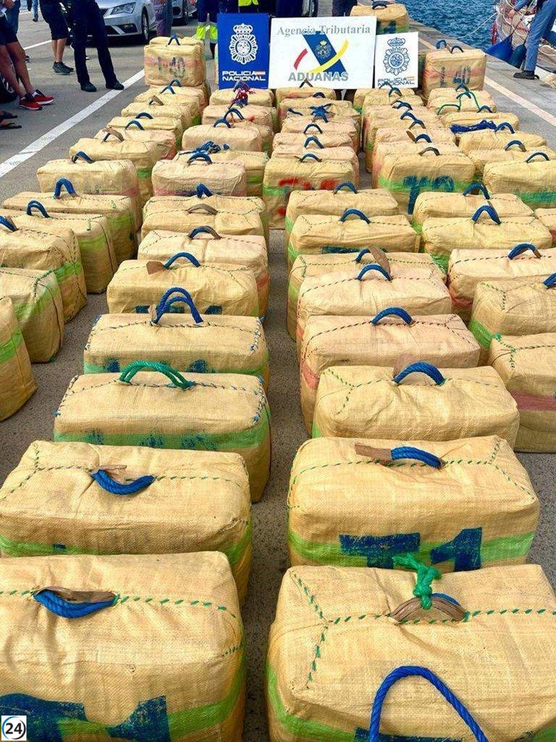 Desarticulada red de narcotraficantes en Lebrija con 3.388 kilos de hachís intervenidos tras enfrentamiento armado con la Policía.