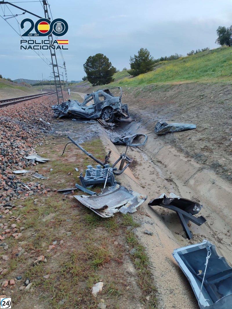 Accidente en Jaén: Un tren choca contra un coche en llamas, interrumpiendo el tráfico durante cuatro horas.
