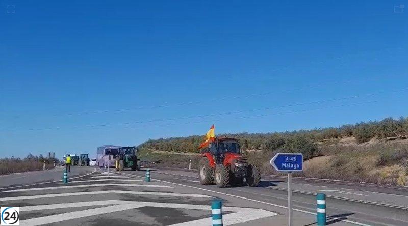 Productores agrícolas bloquean la A-4 en Guadalcázar por crisis en el sector.