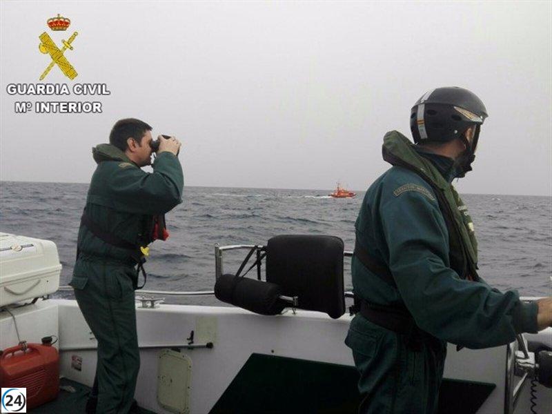 Cinco migrantes rescatados en una embarcación de madera frente a la costa de Motril, Granada.