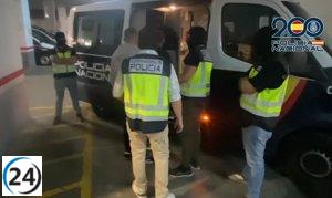 Grupo de individuos detenidos por atacar y discriminar a un hombre árabe en el aeropuerto de Málaga.