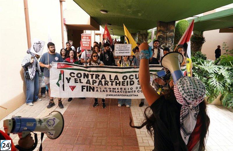 Estudiantes en Málaga se manifiestan en solidaridad con Palestina.