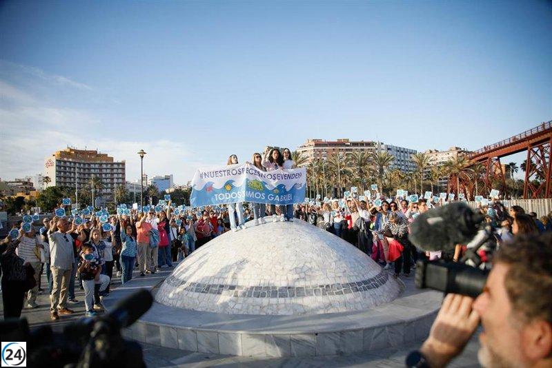 Multitud respalda a la madre de Gabriel en protesta contra controvertido documental