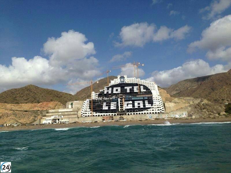 Activistas de Greenpeace en juicio por daños en hotel del Algarrobico hace una década