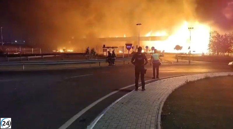 Bomberos trabajan para controlar incendio en nave hortofrutícola de El Ejido (Almería)