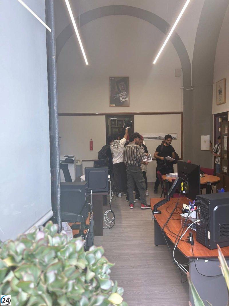 Desalojan a estudiantes pro Gaza del decanato de Filología de la Universidad de Sevilla
