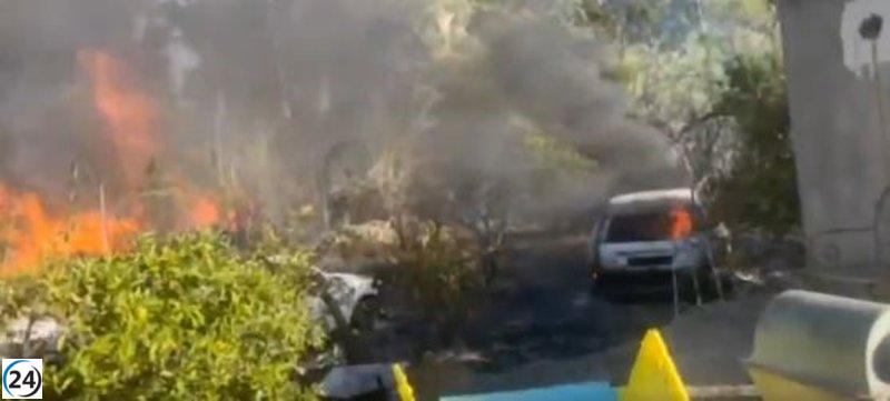 Incendio en Guaro (Málaga) obliga a activar Plan Infoca tras incendiarse dos vehículos en paraje natural.
