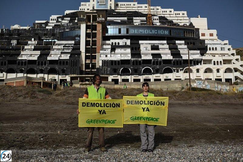 Greenpeace denuncia a Carboneras ante la Fiscalía por ignorar órdenes sobre el hotel del Algarrobico