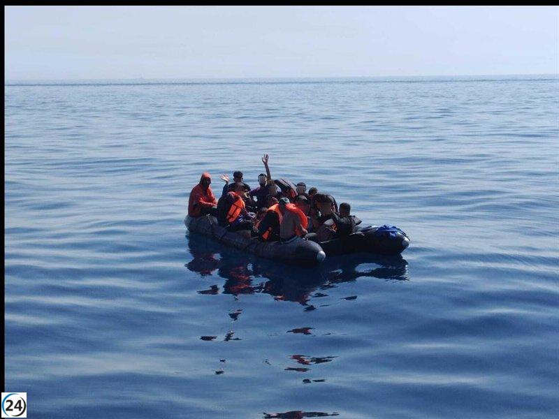13 personas rescatadas en patera en aguas cercanas a Almería.