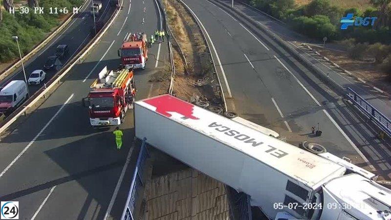 Accidente de camión provoca cierre parcial de la H-30 en Huelva