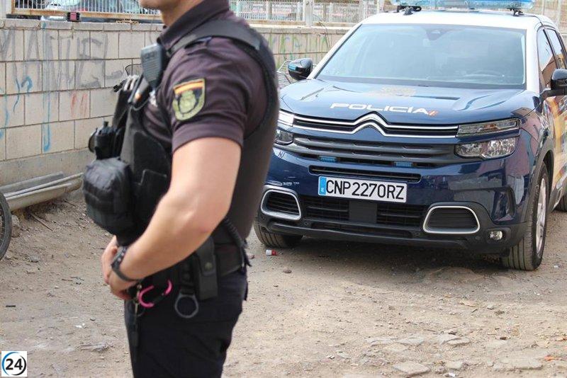 Hombre detenido por el supuesto feminicidio de su pareja en Sevilla y autolesiones posteriores.