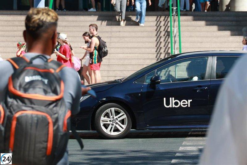 El taxi andaluz critica a la Junta por permitir prácticas irregulares de VTC mientras esta afirma estar trabajando en un nuevo reglamento.