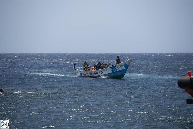 19 migrantes, incluyendo tres menores, rescatados en patera cerca de Carboneras, Almería.