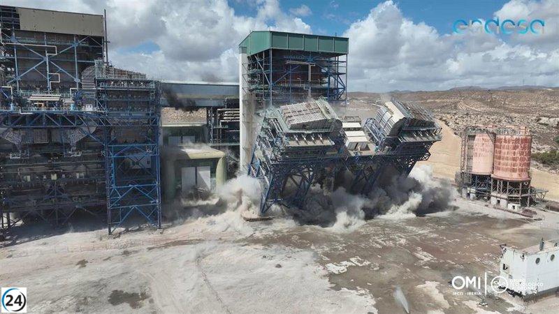 La central térmica de Carboneras (Almería) da un paso más hacia su desmantelamiento con una espectacular voladura.