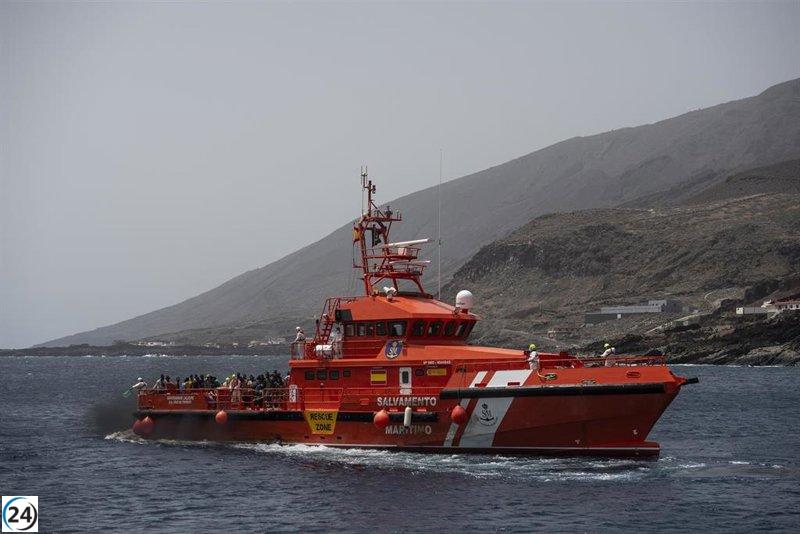 Veinte migrantes magrebíes son rescatados en aguas cercanas a Almería.