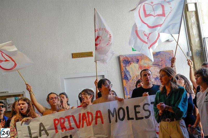 Manifestación estudiantil en la Universidad de Granada durante la conferencia de Yolanda Díaz sobre democracia.