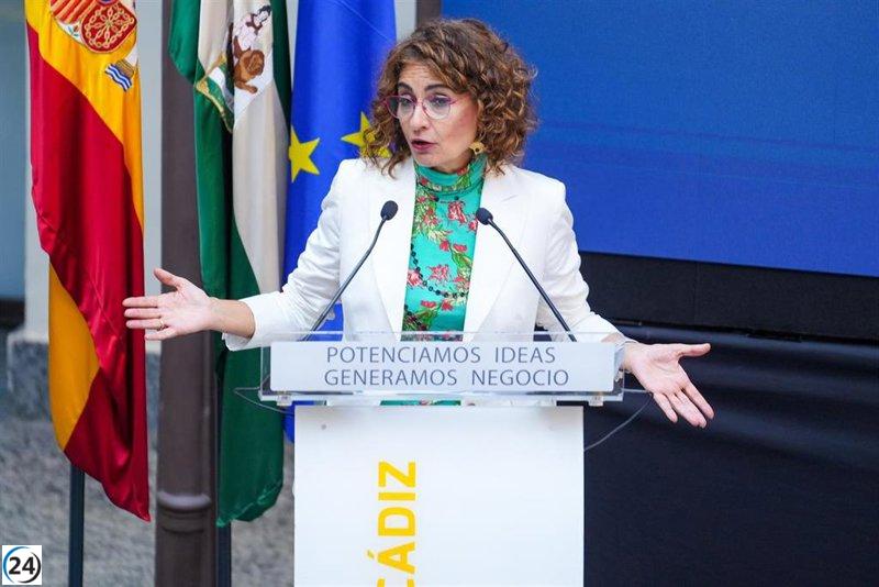 Montero ofrece importante reducción de deuda para Andalucía y critica posible rechazo de Moreno.