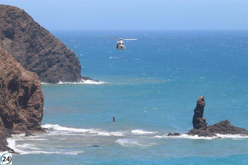 Hallan cuerpo sin vida y salvan a 16 hombres magrebíes de una embarcación en Cabo de Gata, Almería.