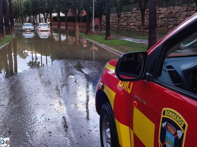 Desbordamiento de agua causa inundaciones y rescate de personas en Benalmádena, Málaga.