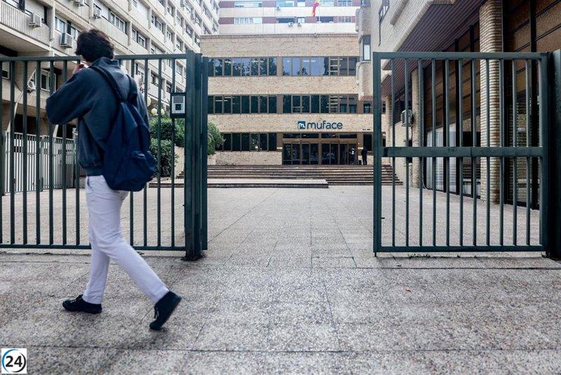 Más de 322,800 funcionarios andaluces en crisis por el 'vacío' en Muface; la Junta exige respuestas al Gobierno.