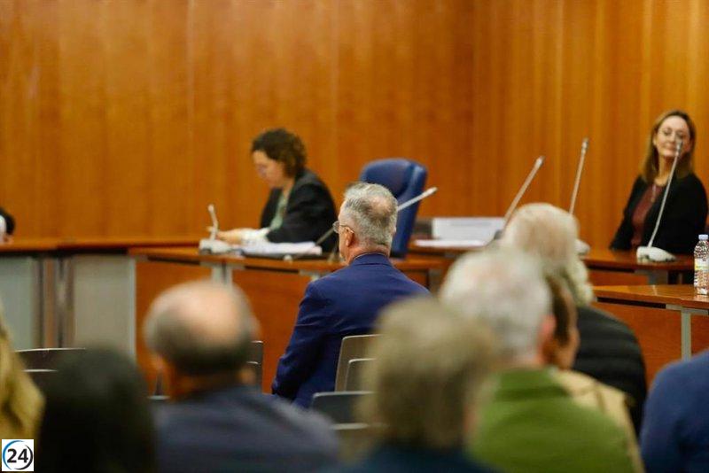 Caso Astapa: 31 acusados absueltos, mientras 15, incluido el exalcalde Antonio Barrientos, reciben multas y suspensiones.