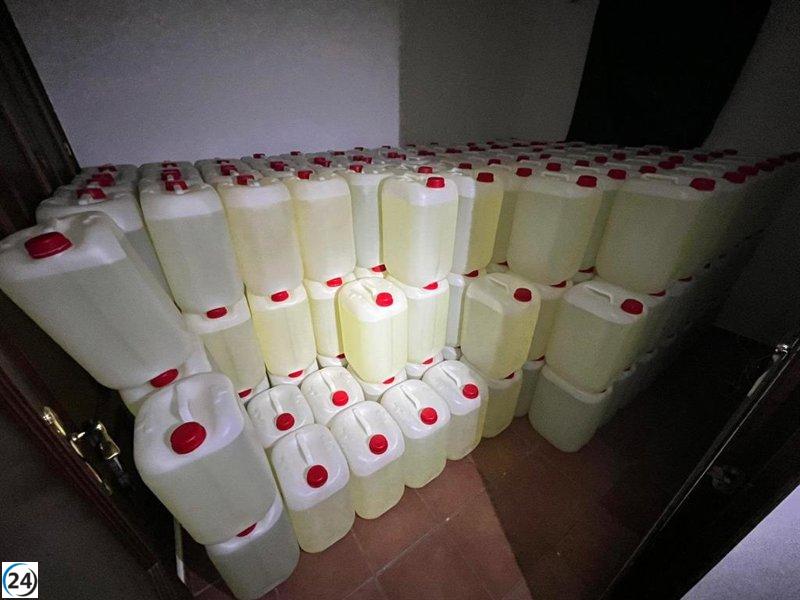 Desmantelan en Chiclana una red con más de 8,200 litros de combustible para narcolanchas; seis arrestados.