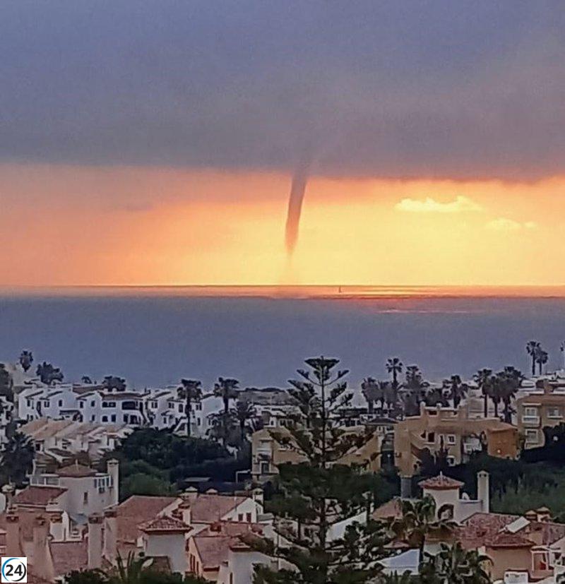 Se forma una impresionante manga marina frente a la costa de Marbella.