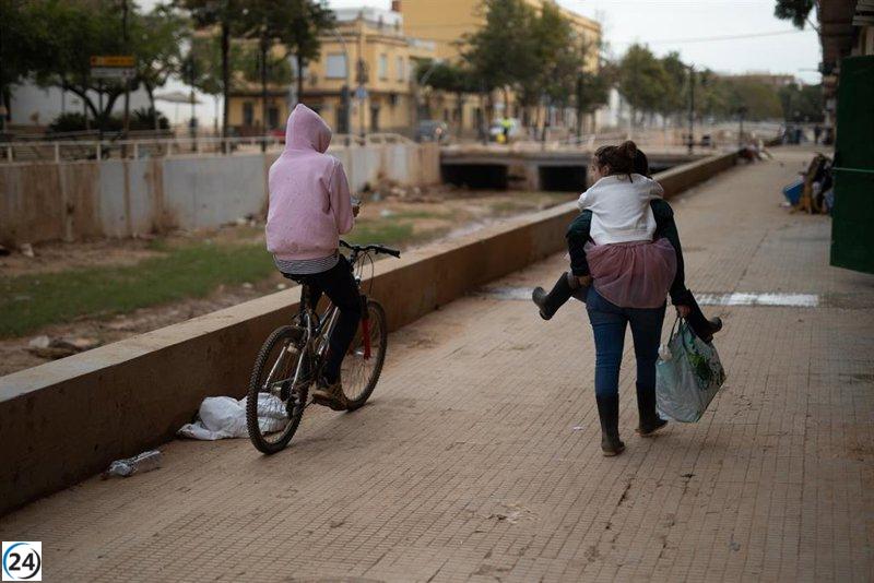 Clases suspendidas en 402 escuelas de Huelva debido a alerta naranja por lluvias.