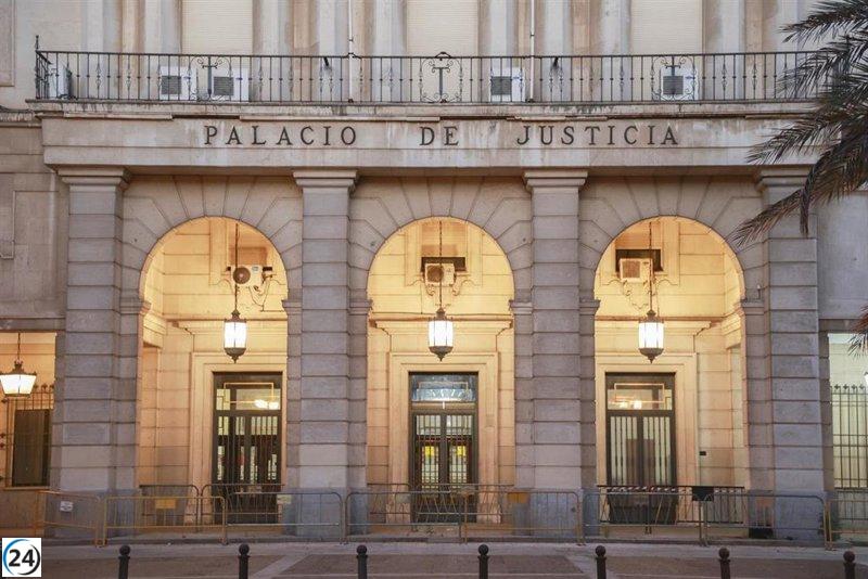 La gerente del SAS acude al juzgado con abogado para responder a la querella del PSOE-A por irregularidades en contratos.