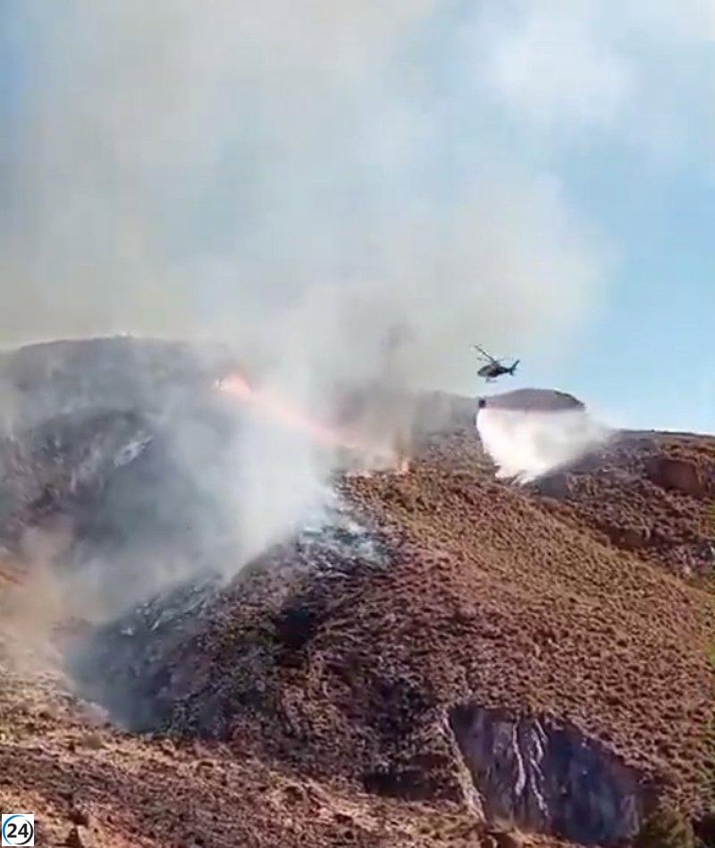 Infoca refuerza operaciones en incendio estabilizado en Viator, Almería, tras maniobras de la Legión.