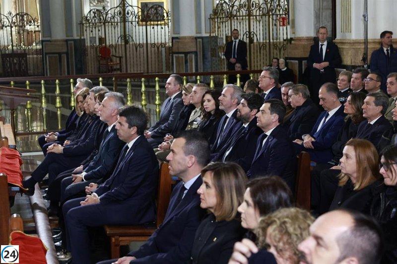 Juanma Moreno participa en el homenaje a las víctimas de la DANA en la Catedral de Valencia.
