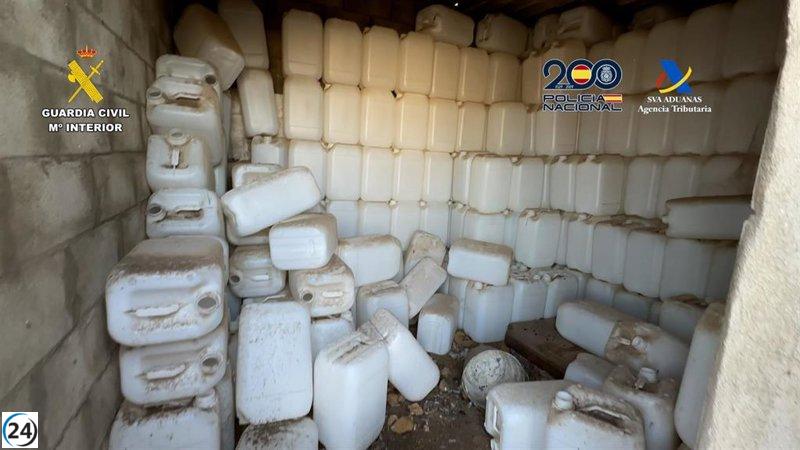 Desmantelan en Cádiz una red de narcotráfico con 15 arrestos y 2.500 litros de gasolina confiscados.