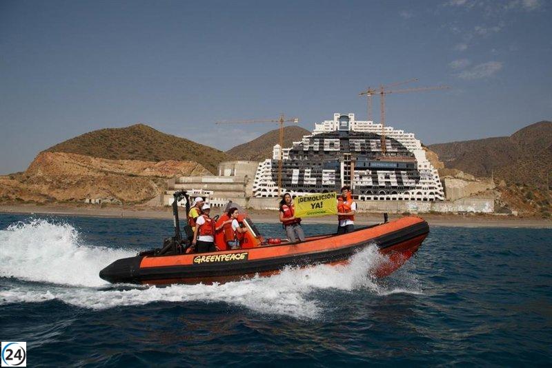 El TSJA alerta al alcalde de Carboneras sobre posibles multas por no clasificar El Algarrobico como 
