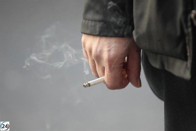 Andalucía reduce el consumo de tabaco en un 10% en los últimos ocho años, revela un informe.