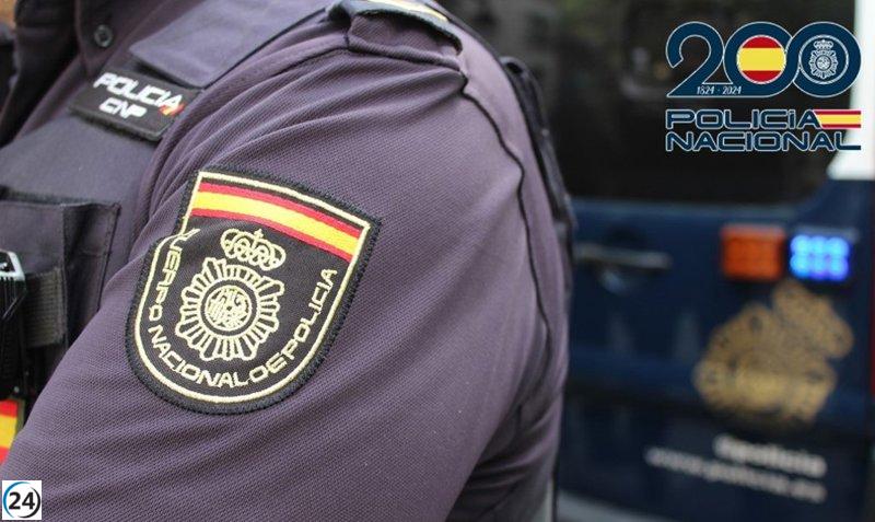 Mujer cae de un cuarto piso en Marbella tras ser empujada por un hombre y es hospitalizada.