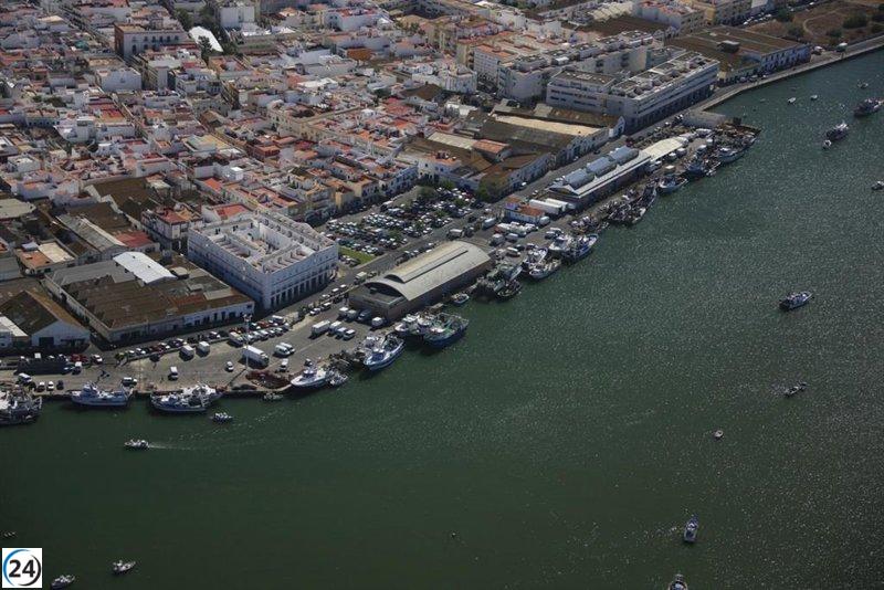 Intervención en Isla Cristina: Tres arrestos y un guardia civil herido tras detener una lancha vinculada al narcotráfico.