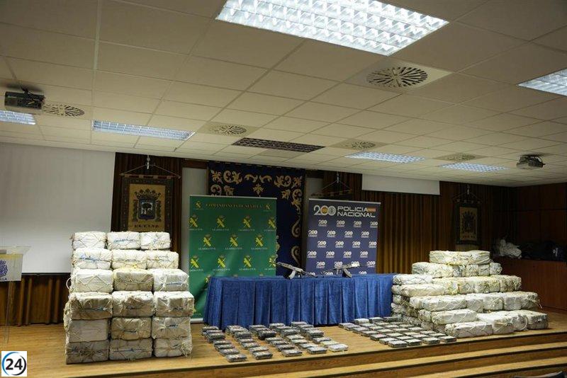 Descubren un significativo alijo de cocaína de 2.883 kilos en La Puebla del Río, junto a cuatro fusiles Kalashnikov.