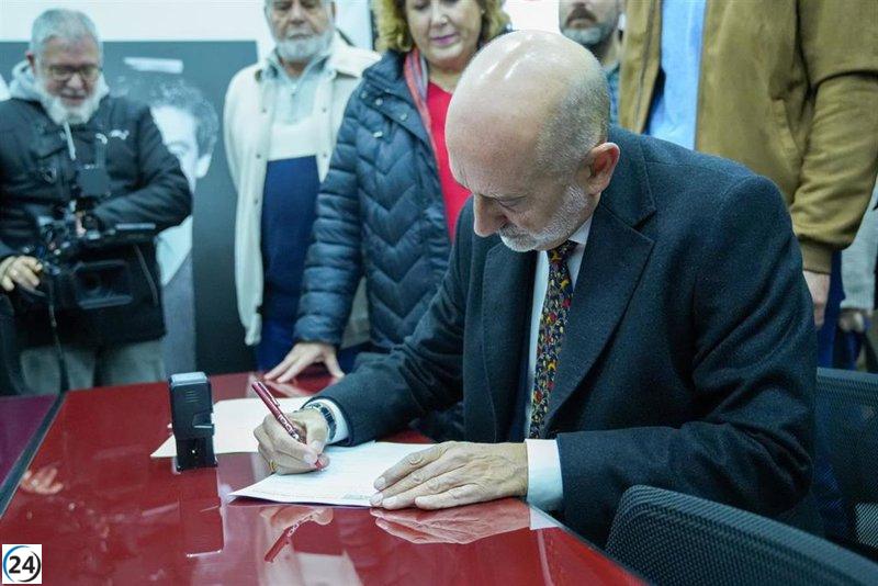 Luis Ángel Hierro renuncia a su precandidatura en el PSOE-A por falta de apoyos.
