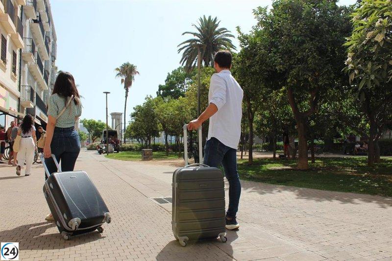 Andalucía termina 2024 con un crecimiento del 11,9% en empleo turístico, superando los 451.000 trabajadores.