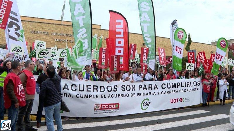 Sindicatos de Andalucía finalizan su protesta en el Virgen del Rocío contra la desmantelación del sistema sanitario.