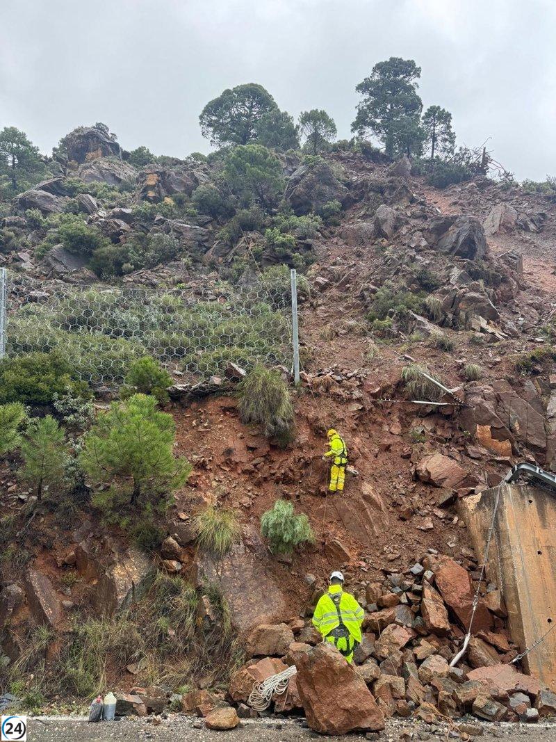 Alcaldes de la Serranía de Ronda se reúnen para discutir el cierre de la A-397 debido a desprendimientos.