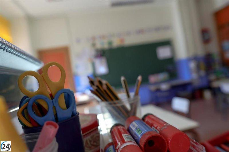 Familias de Sevilla exigen la renuncia de Castillo por desinterés hacia estudiantes con necesidades especiales.