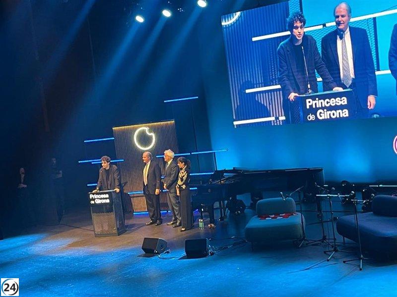 Manuel Bouzas se alza con el Premio Princesa de Girona de Artes 2025 en Almería, bajo la mirada de la reina Letizia.
