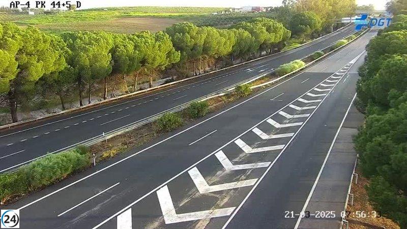 Un carril de la AP-4 hacia Cádiz vuelve a estar operativo, mientras que el otro permanece inundado.